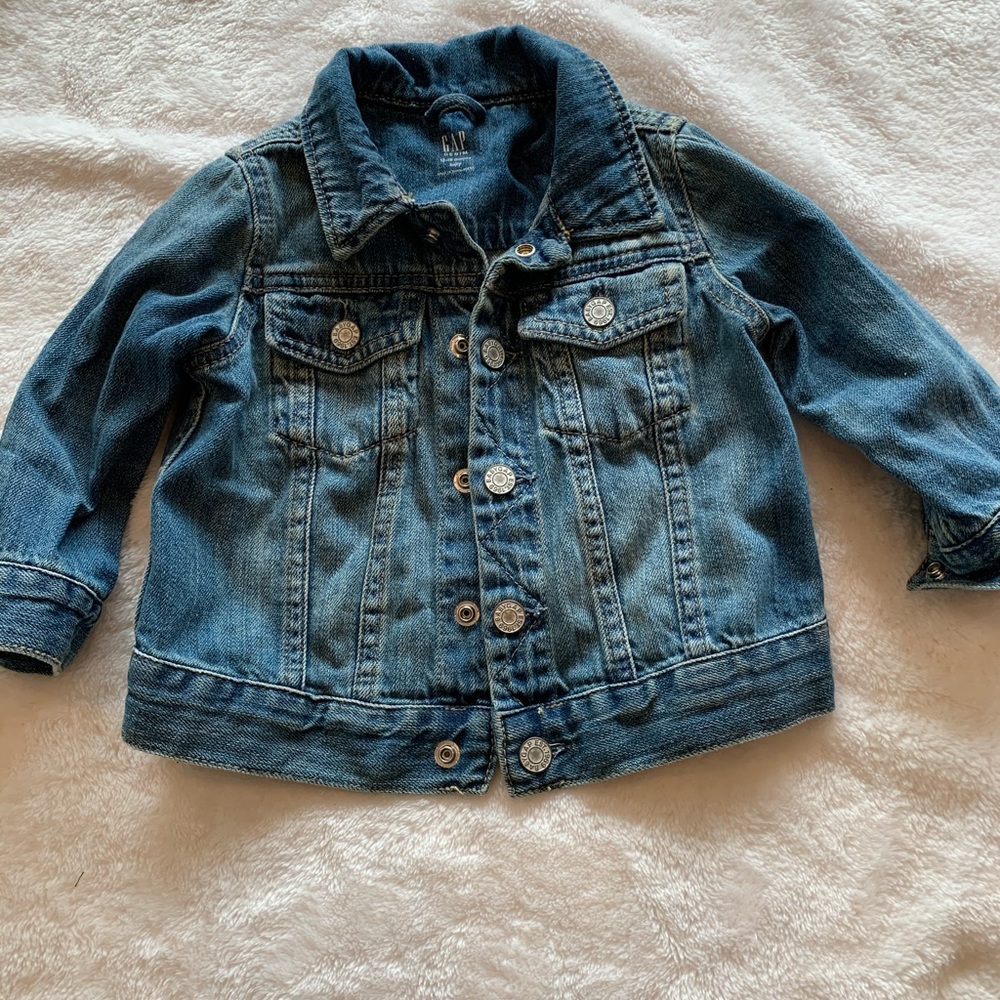 EUC jean jacket from Baby gap. 🎀